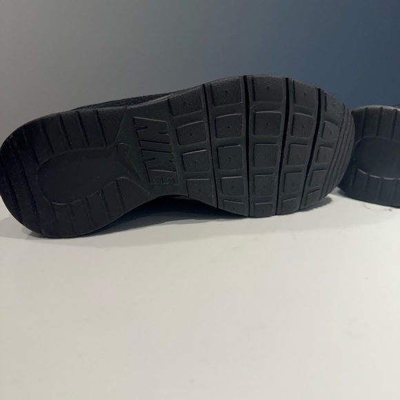 NIKE Running Shoes. Black, Size 5 - Picture 9 of 15